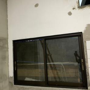 Jendela sliding aluminium merupakan salah satu jenis jendela yang saat ini banyak digunakan oleh masyarakat. berbeda dengan jendela konvesional yang dibuka dengan menggeser dau jendela, jendela ini dibuka dan ditutup dengan cara digeser kesamping. Material Sliding Door: Silver Powder Coating Putih / WhitePowder Coating HitamPowder Coating CoklatAnodized BrownAnodized BlackMotif Serat Kayu JatiColour Custom Material Pendukung : Aluminium PanelAluminium LowverAlumunium PlatKaca Bening tempered dan non temperedKaca EsKac RybenKaca Sundblasting ( Spray, Sticker ) NOTE : Untuk harga menyesuaikan ukuran yang di pesan.