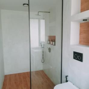 Tinggi : 200 cm Lebar : 100 cm Sekat Kaca Shower Aluminium dengan ketebalan 8-12 mm yang bahan utamanya dari Kaca Tempered dan memang banyak digunakan pada pintu kamar mandi terutama kamar mandi pada villa-villa. Untuk sistemnya banyak yang menggunakan simtem swing meskipun sistem geser juga bisa dan tidak kalah indahnya serta nyaman. Material Glass Shower : Kaca TemperedKaca Non TemperedKaca Laminated TemperedKaca Laminated non TemperedKaca Sundblasting ( Spray, Sticker ) Material Pendukung : Bracket StainlessSpigotPipa Stainless Aksesoris : Glass Door LockEngsel ShowerHandle hower Note : Harga sesuai ukuran yang diinginkan