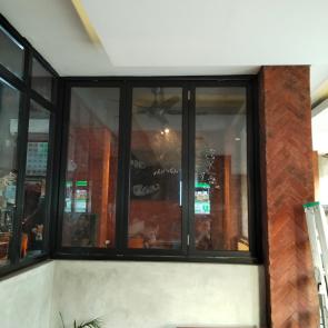 Jendela folding aluminium Jendela folding aluminium adalah inovasi luar biasa dalam desain jendela yang menggabungkan estetika, fungsionalitas, dan efisiensi. Jendela ini memiliki fitur-fitur unik yang membuatnya istimewa: Material : SilverPowder Coating Putih / WhitePowder Coating HitamPowder Coating CoklatAnodized BrownAnodized BlackMotif Serat Kayu JatiColour Custom Material Pendukung : Aluminium PanelAluminium LowverAlumunium PlatKaca Bening tempered dan non temperedKaca EsKaca RybenKaca Sundblasting ( Spray, Sticker ) Keunggulan produk kami : Anti karatAnti jamurAnti rayapAwet dan tahan lamaPerawatan mudahMaterial berkualitas terbaikDitangani oleh tenaga ahli yang berpengalaman "Jendela lipat aluminium Kombinasi sempurna antara keindahan dan ketahanan." hubungi :081139023999