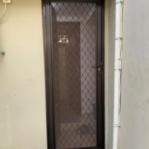 Pintu Kawat Nyamuk Aluminium : Bagi anda yang dilingkugannya banyak nyamuk, sebaiknya memakai pintu kawat nyamuk ini. Pintu ini sangat efektif menghalau nyamuk masuk dan kawat nyamuk yang dipakai sangat tebal dan kuat Keunggulan pintu expanda : Memperluas Ruang: Pintu Expanda memungkinkan Anda untuk memperluas ruang dengan cara yang mudah dan efisien, sehingga membuat ruangan terlihat lebih besar dan lebih luas.Penampilan yang Modern: Pintu Expanda memiliki penampilan yang modern dan elegan, dan dapat menambah nilai estetika dari ruangan Anda. Selain itu, pintu ini dapat dipasangkan dengan berbagai macam bahan seperti kaca atau kayu, sehingga memberikan fleksibilitas dalam desain.Fleksibilitas dalam Penggunaan: Pintu Expanda dapat digunakan di berbagai area dan ruangan, seperti di kantor, rumah, atau bahkan di area outdoor seperti teras. Dalam hal ini, pintu Expanda memberikan fleksibilitas dan fungsionalitas yang tinggi NOTE : Harga menyesuaikan ukuran yang di inginkan atau dipesan. Whatsapp : 081139023999
