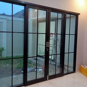 Pintu Geser Bali merupakan salah satu jenis pintu yang saat ini banyak digunakan oleh masyarakat. berbeda dengan pintu konvesional yang dibuka dengan cara menggeser , pintu ini dibuka dan ditutup dengan cara digeser kesamping Material Sliding Door: Silver Powder Coating Putih / WhitePowder Coating HitamPowder Coating CoklatAnodized BrownAnodized BlackMotif Serat Kayu JatiColour Custom Material Pendukung : Aluminium PanelAluminium LowverAlumunium PlatKaca Bening tempered dan non temperedKaca EsKac RybenKaca Sundblasting ( Spray, Sticker ) Aksessoris : Rel Sliding &amp; RodaGuede &amp; Chanel U NOTE : Untuk harga menyesuaikan ukuran yang di pesan.